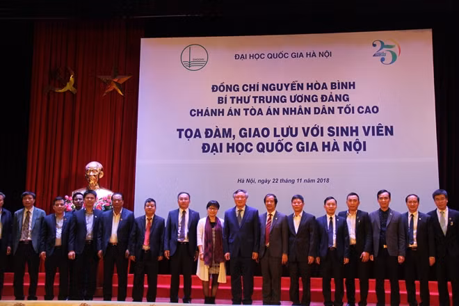 Chánh án Tòa án Nhân dân tối cao Nguyễn Hòa Bình với cán bộ lãnh đạo, giảng viên DHQGHN