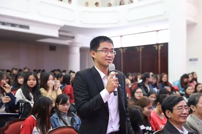 Sinh viên ĐHQGHN trao đổi, chia sẻ với Chánh án Tòa án Nhân dân tối cao tại buổi giao lưu