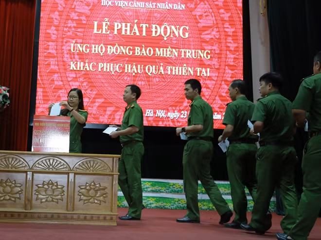 Cán bộ, giảng viên Học viện CSND chung tay ủng hộ đồng bào miền Trung