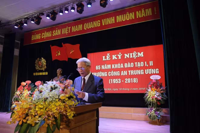 Đại diện Ban liên lạc Khóa đào tạo I và II phát biểu tại lễ kỷ niệm