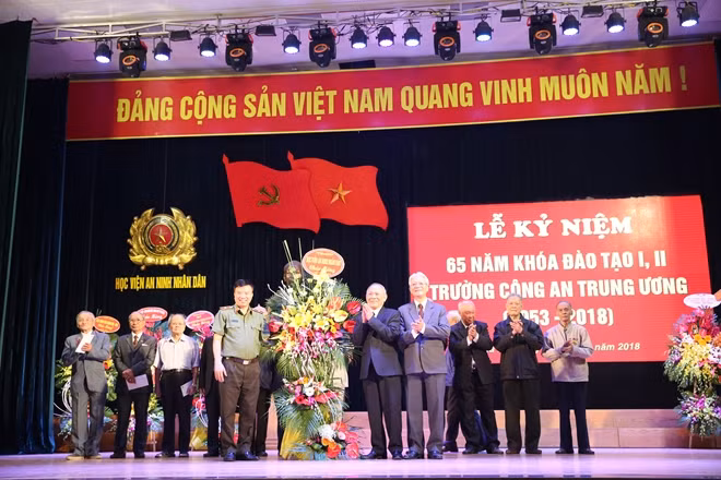 Lãnh đạo Học viện ANND tặng hoa và quà cho các cựu học viên Khóa đào tạo I và II