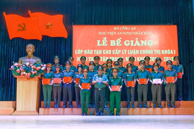 Thiếu tướng Lê Văn Thắng, Giám đốc Học viện ANND trao bằng tốt nghiệp cho các học viên
