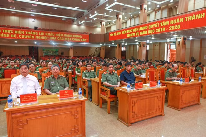 Các đại biểu tham dự lễ bế giảng Lớp Cao cấp lý luận chính trị Khóa I