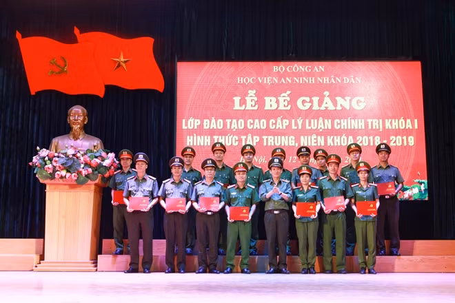 Thiếu tướng Lê Ngọc An, Phó Giám đốc Học viện ANND trao bằng tốt nghiệp cho các học viên