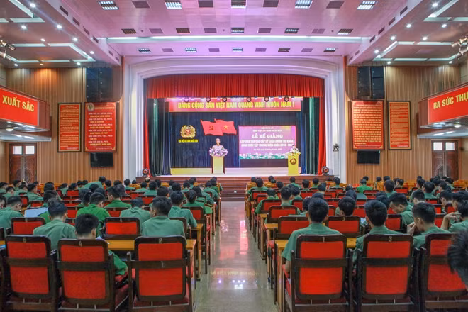 Các học viên tham dự lễ bế giảng