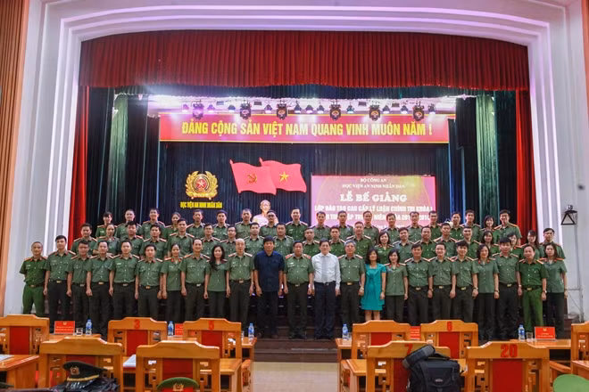 Các đại biểu với học viên lớp Cao cấp lý luận chính trị Khóa I-niên khóa 2018-2019
