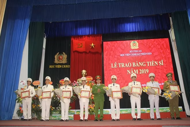 Thiếu tướng Trần Minh Hưởng, Giám đốc Học viện CSND tặng Giấy khen cho các tân tiến sĩ có thành tích xuất sắc