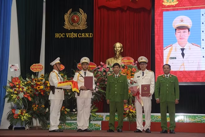 Lãnh đạo Học viện CSND trao bằng cho các tân tiến sĩ năm 2019