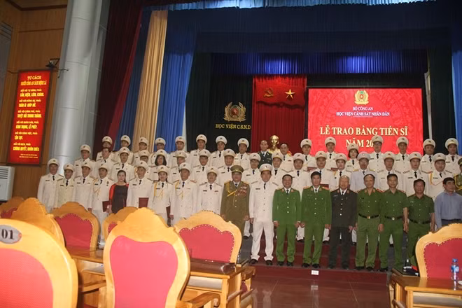 Các tân tiến sĩ năm 2019 với đại biểu tham dự buổi lễ