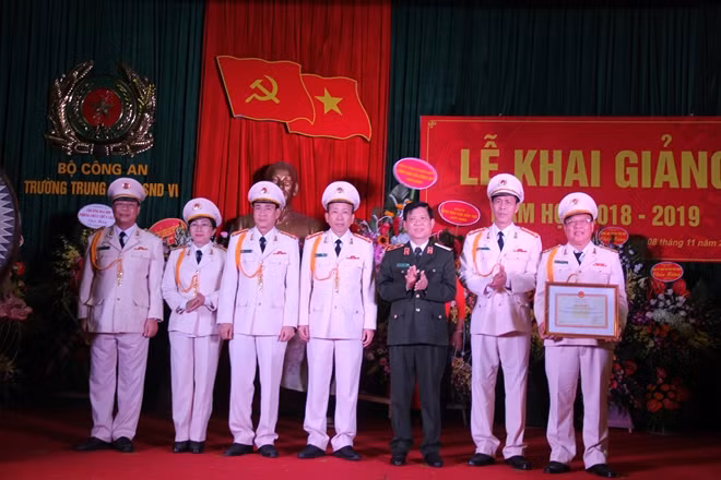 Thứ trưởng Nguyễn Văn Sơn tặng Bằng khen của Bộ Công an cho lãnh đạo nhà trường