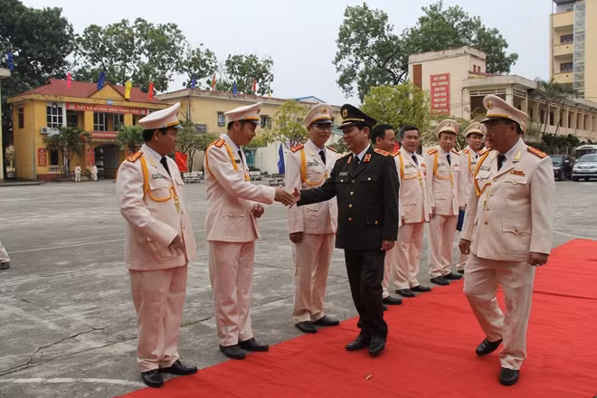 Thực hiện nghi lễ đón đồng chí Trung tướng Nguyễn Văn Sơn, Thứ trưởng Bộ Công an