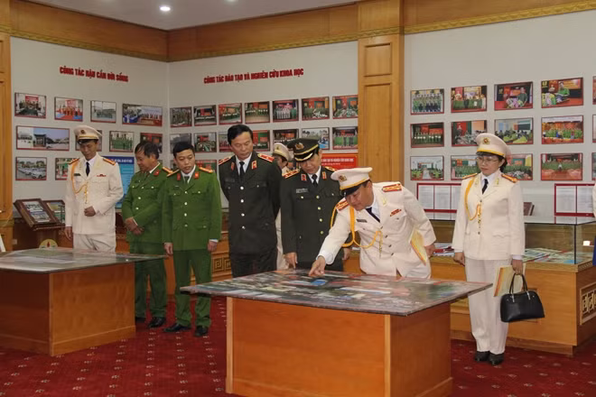 Thứ trưởng Nguyễn Văn Sơn và các đại biểu thăm phòng truyền thống của nhà trường