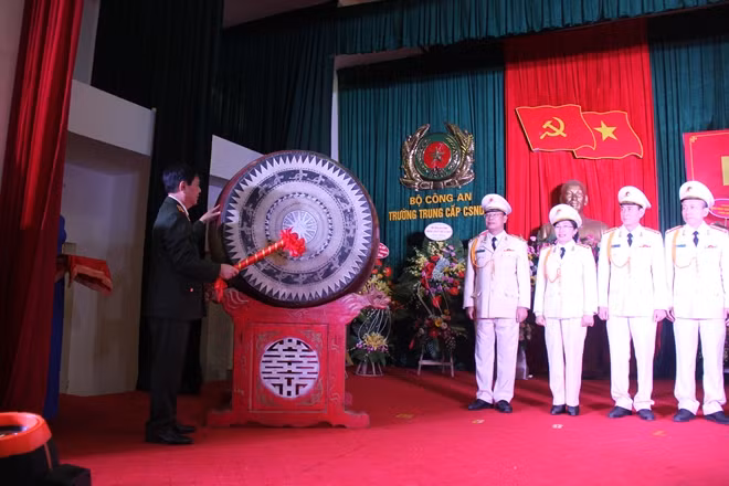 Thứ trưởng Nguyễn Văn Sơn đánh trống khai giảng năm học mới