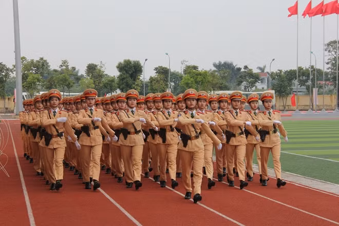 Khối nữ CSGT diễu hành qua lễ đài