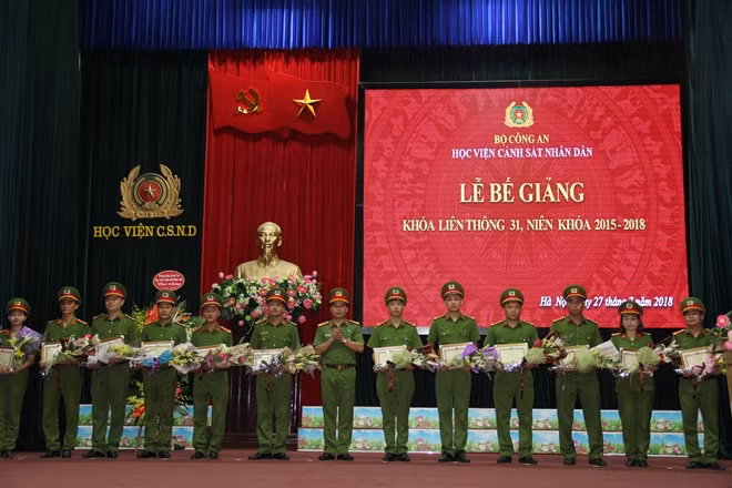 GS.TS Nguyễn Đắc Hoan, Phó Giám đốc Học viện CSND tặng Bằng khen của Học viện cho các học viên xuất sắc toàn khóa học