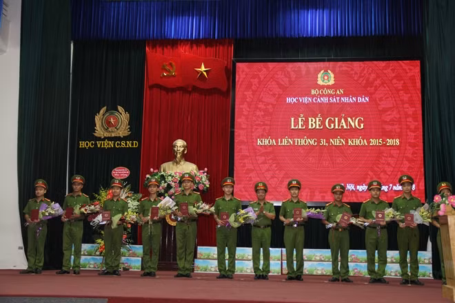 PGS.TS Đặng Xuân Khang, Phó Giám đốc Học viện CSND trao bằng tốt nghiệp cho các học viên
