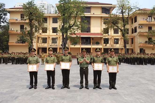 Ban tổ chức trao giải cho các tập thể và cá nhân xuất sắc