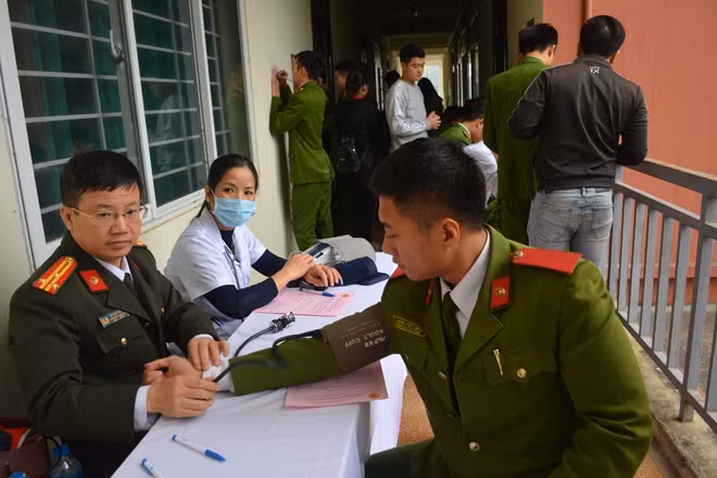 Cán bộ Bệnh viện 198- Bộ Công an kiểm tra sức khỏe cho các học viên trước khi hiến máu