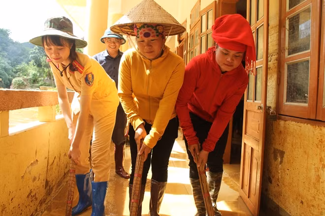 Nữ cảnh sát giao thông cùng phụ huynh và giáo viên dọn dẹp hành lang