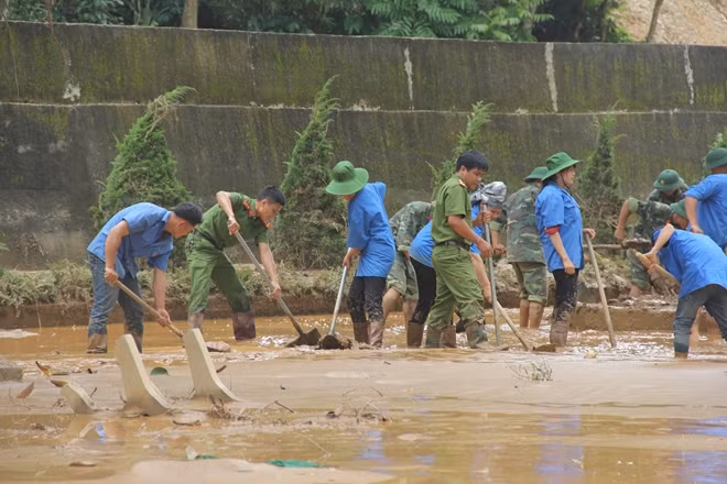 Cùng với các chiến sĩ Công an còn có sự giúp sức của cán bộ Ban chỉ huy quân sự huyện và các lực lượng tình nguyện