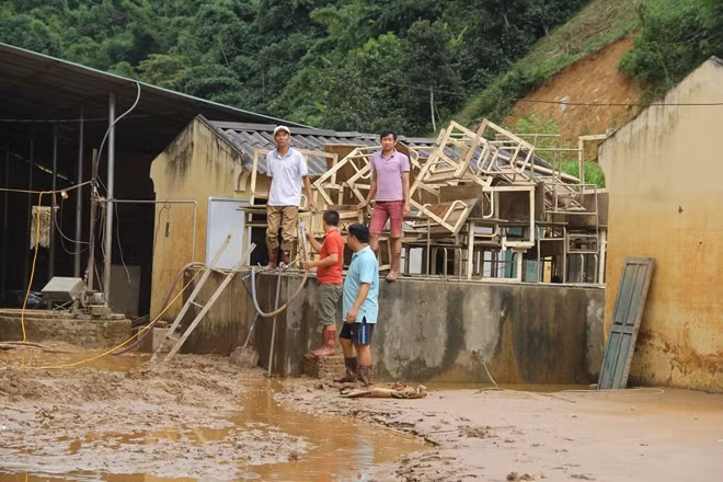 Bể nước và các công trình phụ cũng bị hư hại nặng
