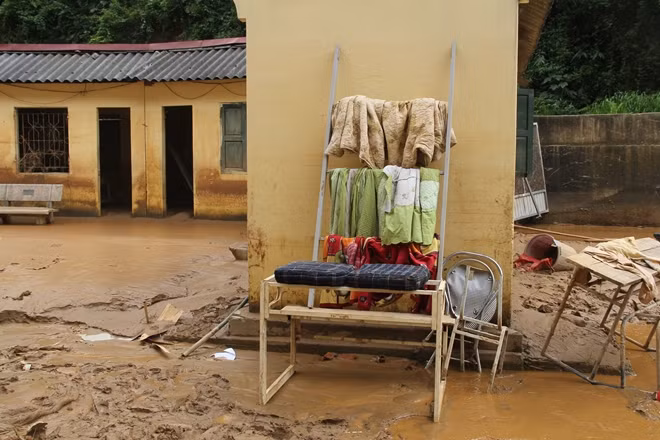 Quần áo, chăn màn còn sót lại