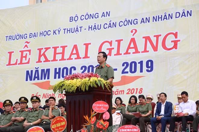 Thiếu tướng Bùi Minh Giám, Cục trưởng Cục Đào tạo phát biểu chỉ đạo tại lễ khai giảng