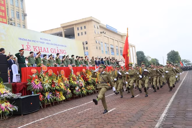 Học viên Lào diễu hành qua Lễ đài