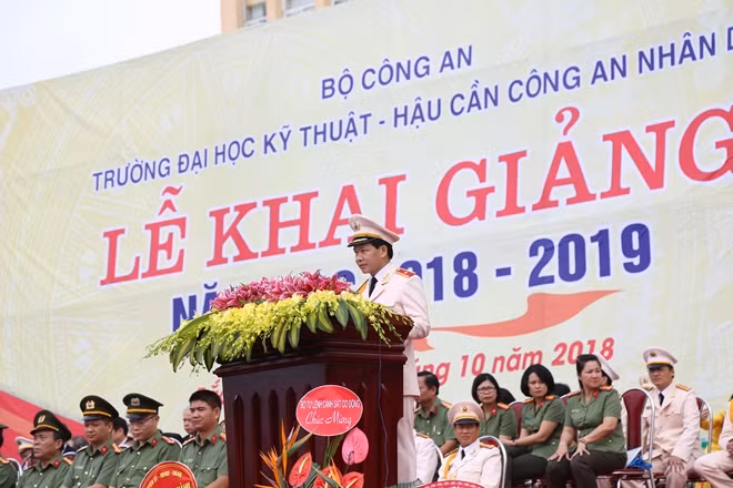 Thiếu tướng Nguyễn Đăng Tiến, Hiệu trưởng Trường Đại học Kỹ thuật-Hậu cần CAND đọc diễn văn tại lễ khai giảng