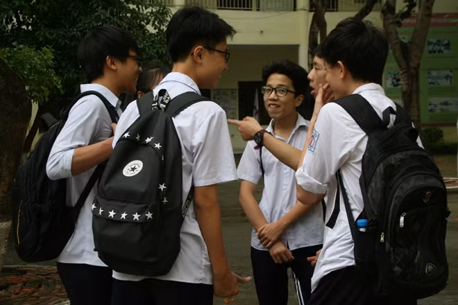 Thí sinh thảo luận sôi nổi về đề thi