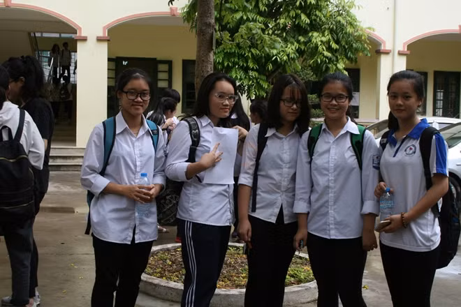 Thí sinh vui vẻ ra về vì đề thi vừa sức Thí sinh thảo luận sôi nổi về đề thi