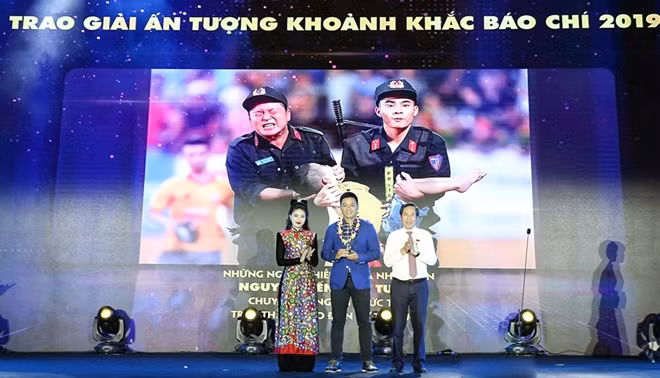Ban tổ chức trao giải Ấn tượng cho tác phẩm "Những người chiến sĩ của nhân dân"