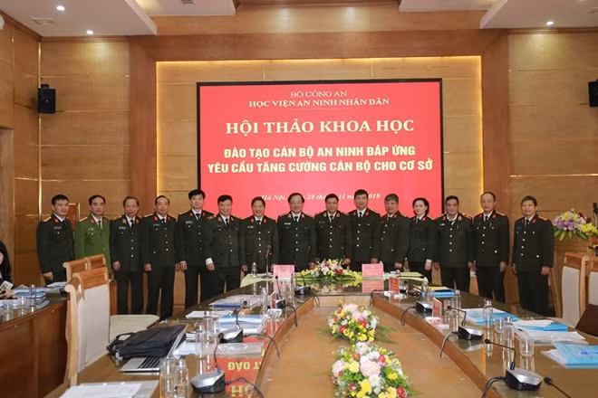 Thứ trưởng Nguyễn Văn Thành với lãnh đạo Học viện ANND và các đại biểu dự Hội thảo