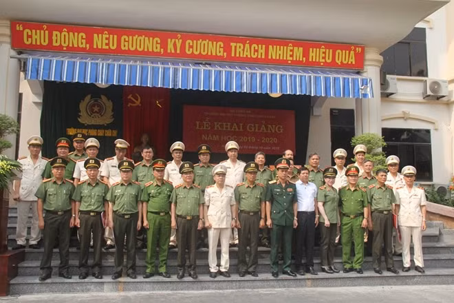 Thứ trưởng Nguyễn Văn Sơn với Ban giám hiệu Trường Đại học PCCC và đại biểu dự lễ khai giảng