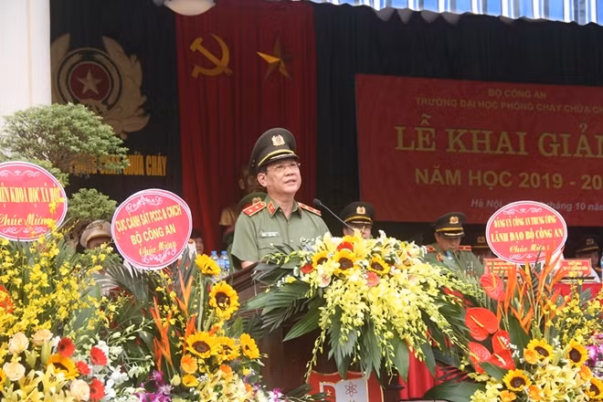 Thứ trưởng Nguyễn Văn Sơn phát biểu tại lễ khai giảng