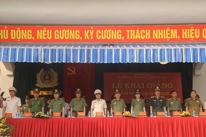 Thứ trưởng Nguyễn Văn Sơn và các đại biểu dự lễ khai giảng