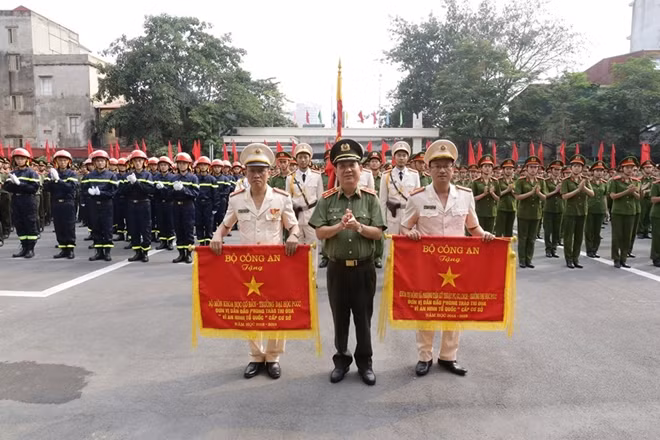 Thứ trưởng Nguyễn Văn Sơn tặng Cờ thi đua xuất sắc của Bộ Công an cho các tập thể tiêu biểu