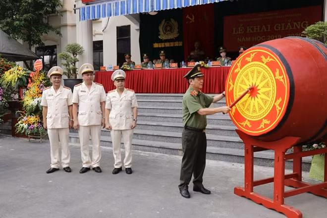 Thứ trưởng Nguyễn Văn Sơn đánh trống khai giảng năm học mới