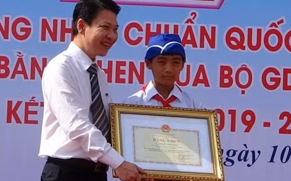 Lãnh đạo Vụ giáo dục chính trị và công tác học sinh, sinh viên tặng bằng khen của Bộ trưởng Bộ GD&ĐT cho học sinh Phạm Trọng Đạt