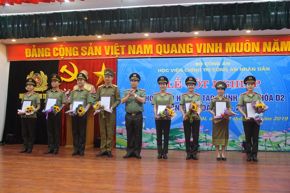 Học viện Chính trị CAND trao bằng tốt nghiệp cho các học viên khóa D2