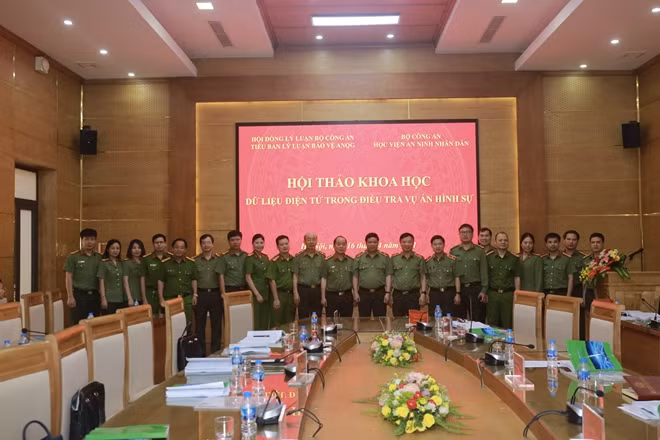 Thiếu tướng Lê Văn Thắng, Giám đốc Học viện ANND chụp ảnh lưu niệm với các đại biểu tham dự Hội thảo