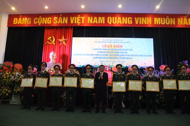 Lãnh đạo Bộ GD&ĐT trao tặng Kỷ niệm chương "Vì sự nghiệp giáo dục" cho các cán bộ, lãnh đạo đang công tác trong ngành Công an, Quân đội