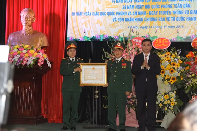 Thứ trưởng Bộ GD&ĐT Nguyễn Văn Phúc trao Huân chương Bảo vệ Tổ quốc hạng Ba cho lãnh đạo Vụ Giáo dục Quốc phòng và An ninh
