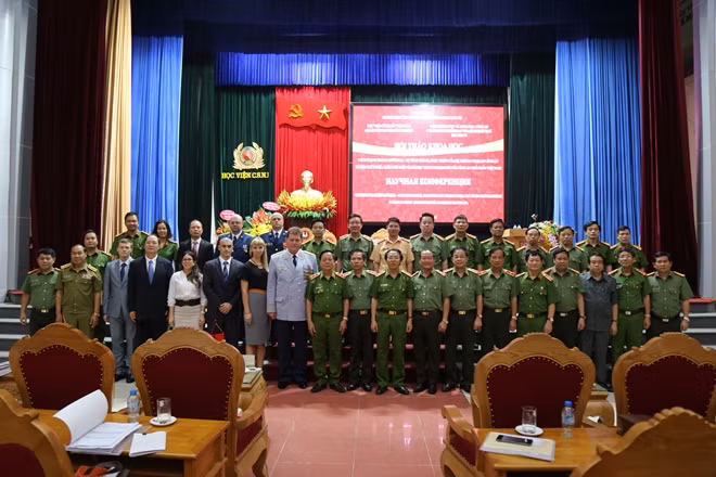 Các đại biểu dự Hội thảo