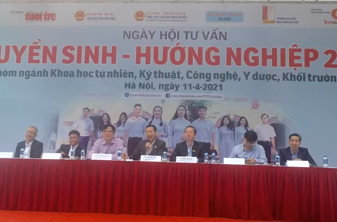 Chuyên gia tư vấn, trả lời nhiều câu hỏi của thí sinh tại Ngày hội tư vấn tuyển sinh-hướng nghiệp năm 2021