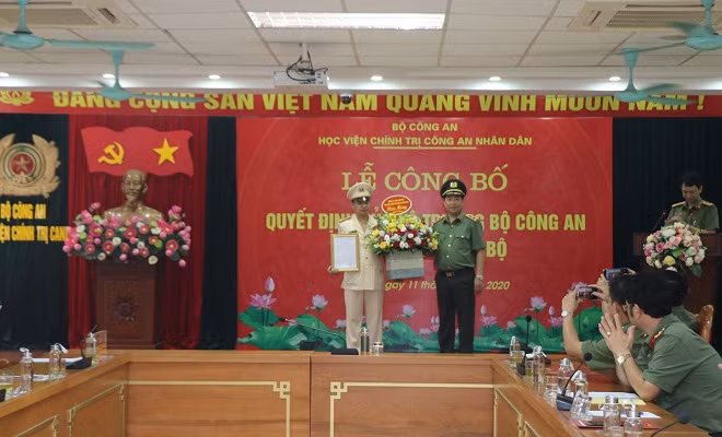 Trung tướng Trần Vi Dân, Giám đốc Học viện Chính trị CAND trao quyết định bổ nhiệm Thượng tá Tống Văn Khuông, Phó Giám đốc Học viện Chính trị CAND
