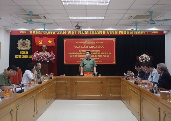 Trung tướng Trần Vi Dân, Giám đốc Học viện Chính trị CAND phát biểu tại buổi Tọa đàm