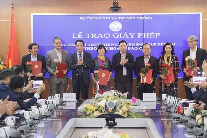 Thứ trưởng Bộ TT&TT Hoàng Vĩnh Bảo và Phó Trưởng ban Tuyên giáo Trung ương Lê Mạnh Hùng trao giấy phép cho các tạp chí thực hiện chuyển đổi, sắp xếp lại theo quy hoạch