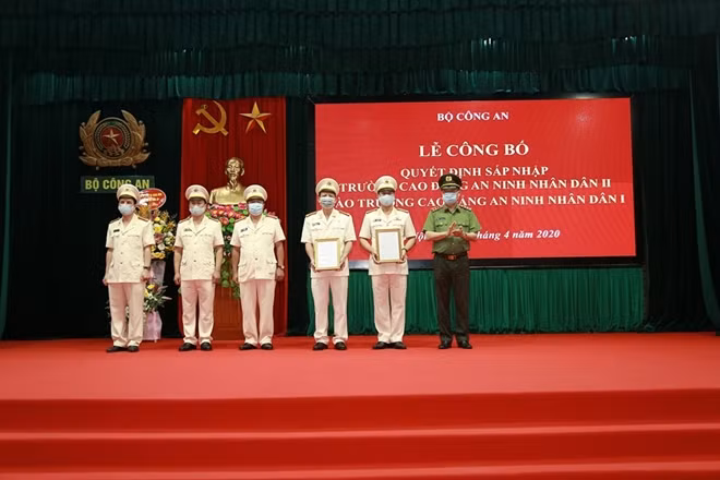Thứ trưởng Nguyễn Văn Thành trao quyết định bổ nhiệm cho các đồng chí Phó Hiệu trưởng Trường Cao đẳng ANND I