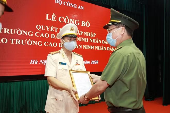 Thứ trưởng Nguyễn Văn Thành trao quyết định bổ nhiệm cho Hiệu trưởng Trường Cao đẳng ANND I